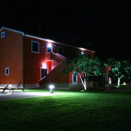 Gostinjska kuća 2377 *